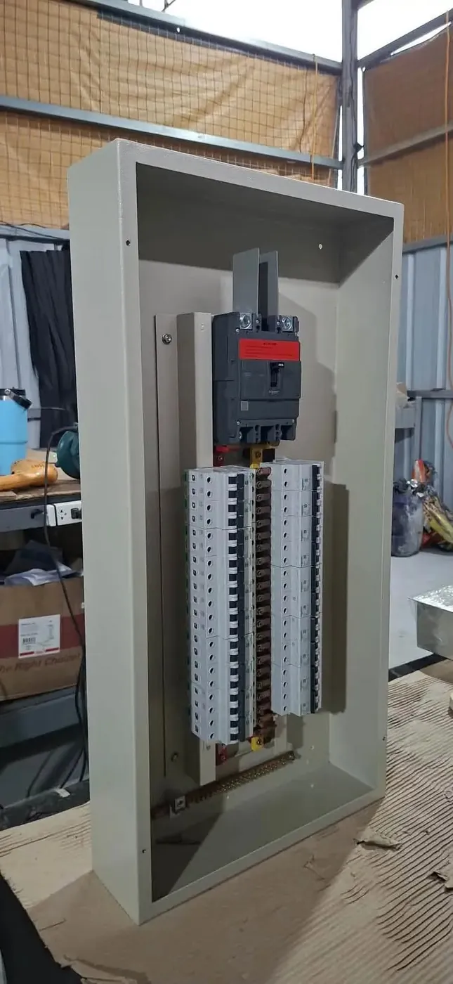 Distribution enclosure: Enclosure with a main MCCB and rows of MCBs.
