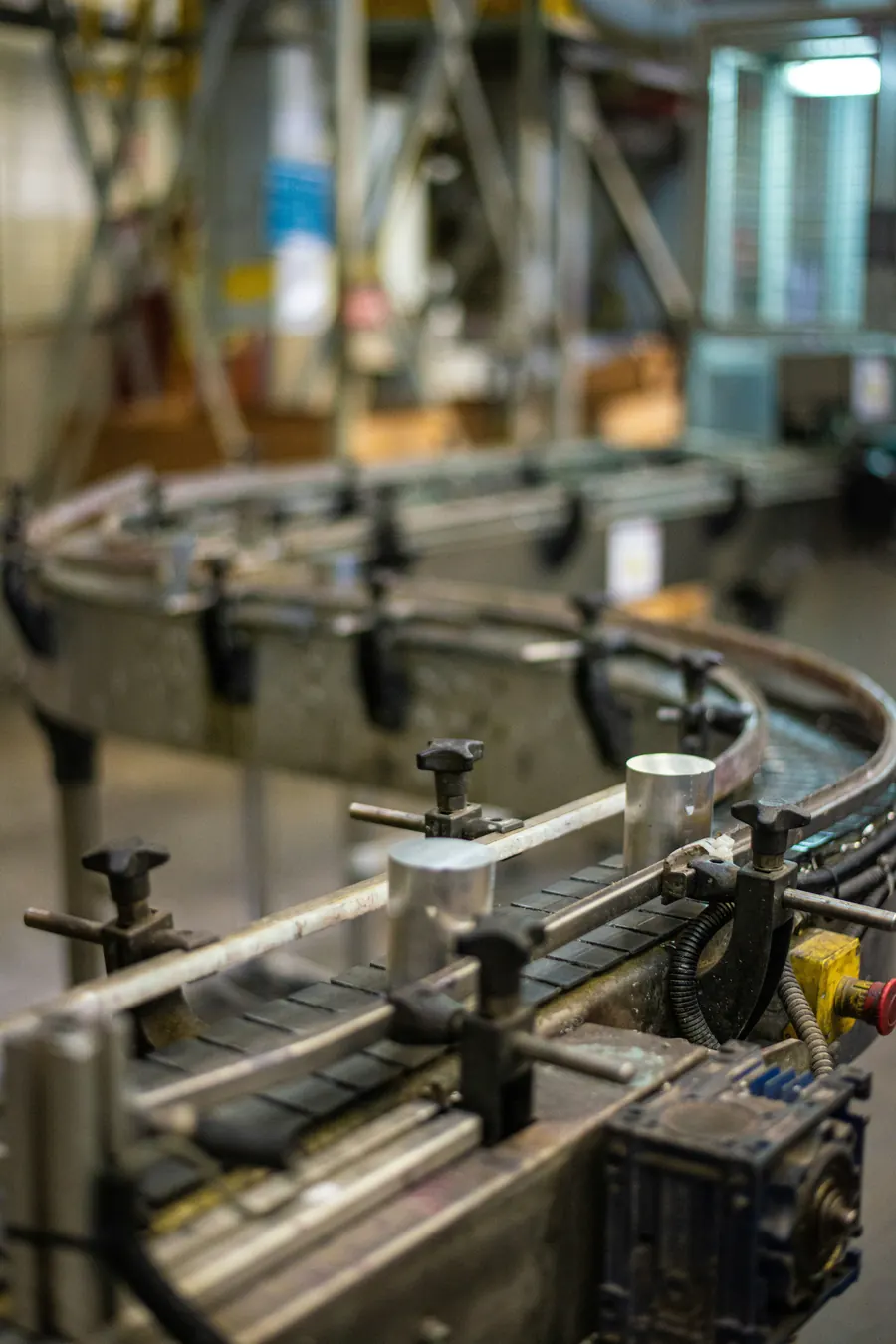 Curved conveyor line with a geared motor drive at the bottom of the frame